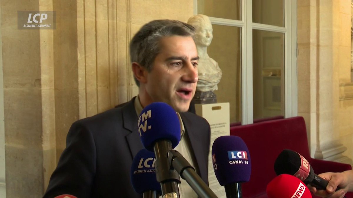 "Marine Le Pen n'est pas victime, elle est coupable", déclare François Ruffin. "Elle est coupable d'avoir distribué des emplois fictifs comme des pains au chocolat, à toute la petite famille." #DirectAN #LePen