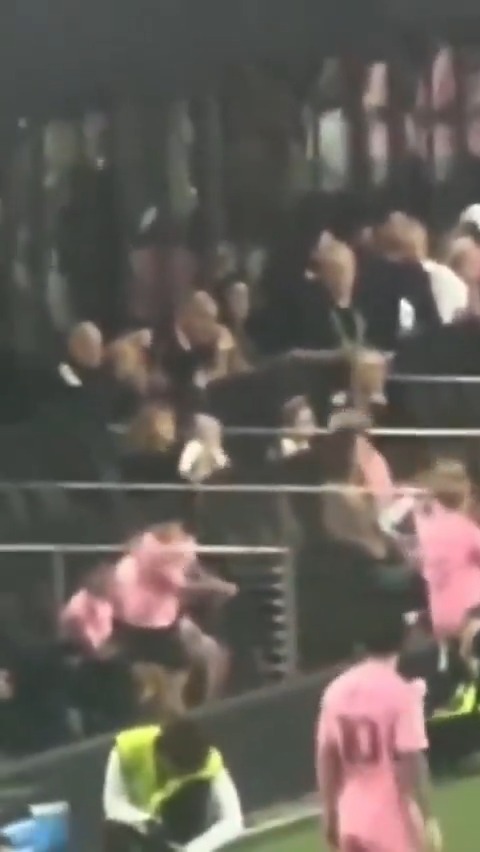 ESPN Tenis ¿EL FESTEJO DE MESSI PARA DJOKOVIC? ¡POR PEDIDO DE MATEO! El hijo de Leo hizo el pedido de la celebración desde la tribuna, su padre entró, marcó y cumplió... 🐐🔥 📹 Inter Miami News Hub