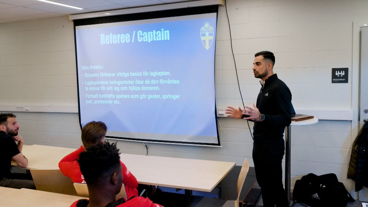 Vi tog rygg på domare Mohammed Al-Hakim under hans regelgenomgång för BP på Grimsta, där han bland annat pratade om referee-captain-systemet och handsbedömning lex Marc Cucurella. 🔍 📲 Se kvällens studiomatch GAIS - AIK från 18.30 på Max