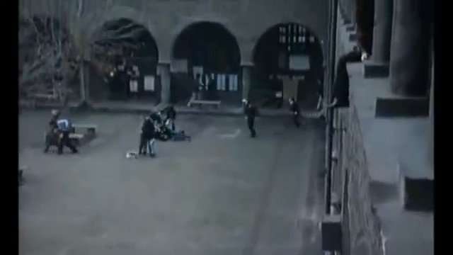 -Niçin inatlaşıyorlar, bu kadar genç insan? -Üniversite özerkliğini savunuyorlar! Radyodan çalan Comandante Che şarkısı…