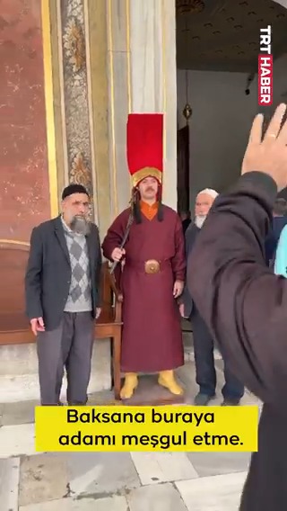 Topkapı Sarayı’nda ‘silahtar’ kıyafeti ile nöbet tutan jandarma personeli.