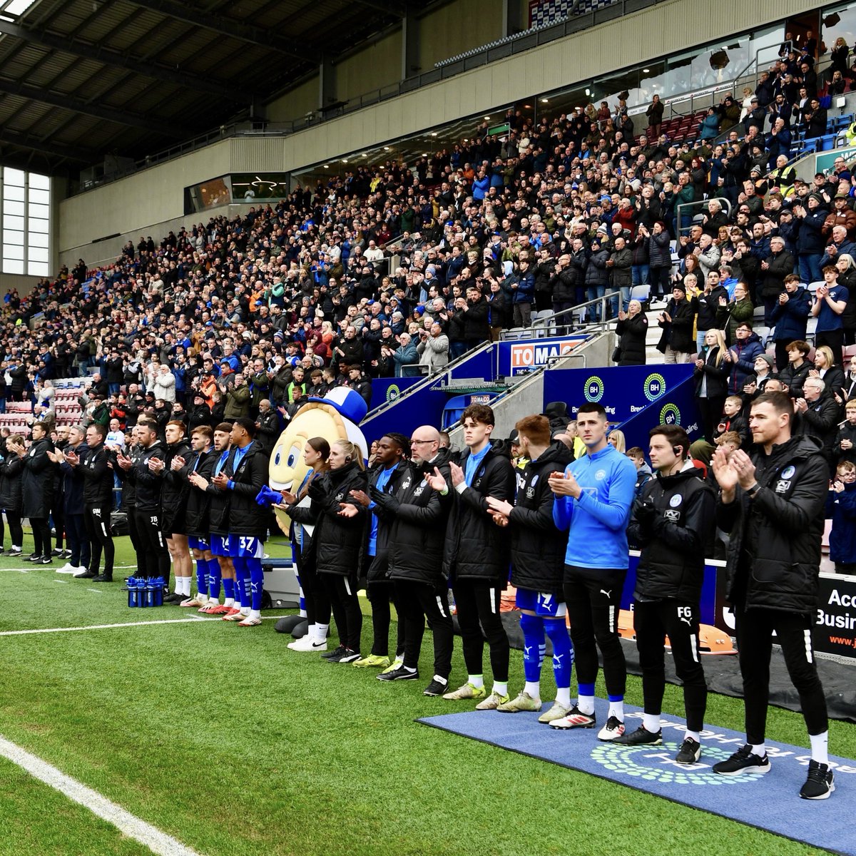 A touching tribute to Darren Orme on Saturday afternoon: 👏 We hope we did you proud, Darren. 💙 #wafc 🔵⚪️