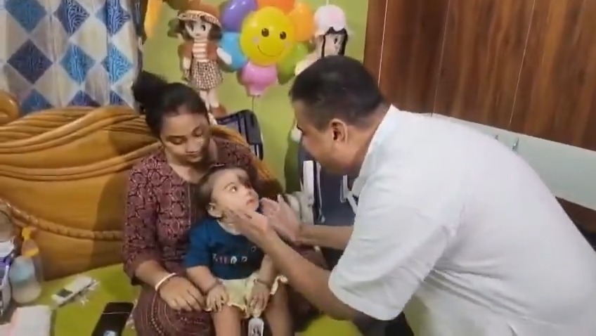 রানাঘাটের স্বামী বিবেকানন্দ সরণির দাসপাড়ার বাসিন্দা শুভঙ্কর দাস ও লক্ষ্মী দাসের মেয়ে ছোট্ট আস্মিকা একটি বিরল রোগে আক্রান্ত এই রোগ উপশমের জন্য একটি ইঞ্জেকশনের প্রয়োজন, যা অত্যন্ত দামী। আজ বিরোধী দলনেতা শ্রী Suvendu Adhikari ছোট্ট আস্মিকার সঙ্গে দেখা করেন এবং ওনার বেতনের থেকে ১০ লক্ষ টাকা ছোট্ট আস্মিকার চিকিৎসার জন্য তার বাবার হাতে তুলে দিলেন।