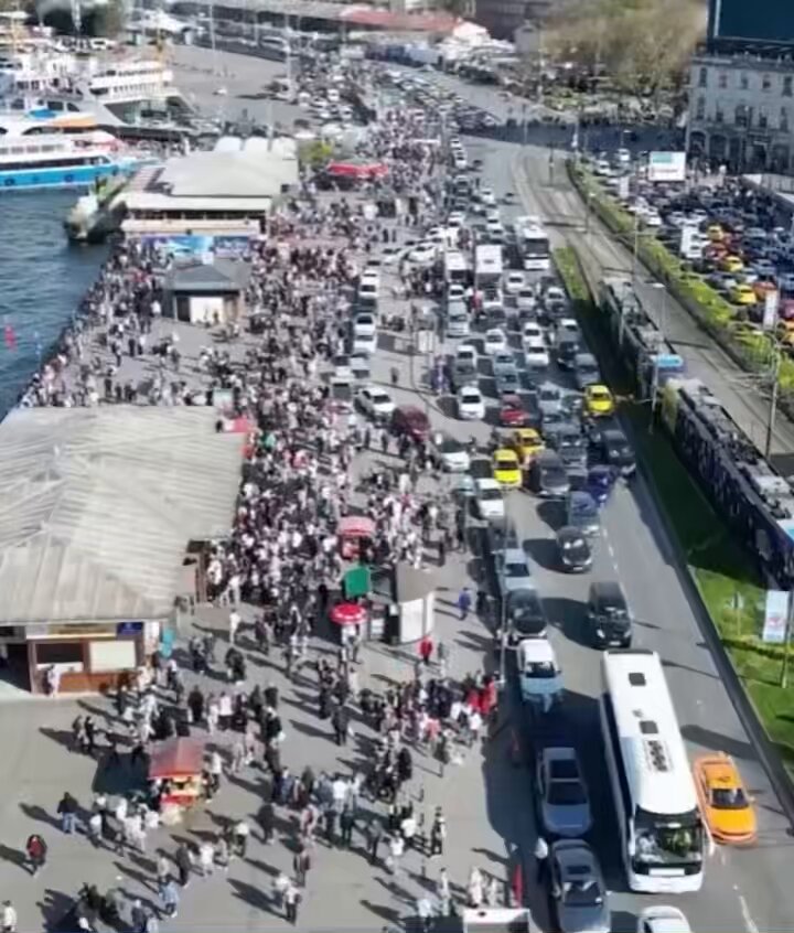 Bayramın ikinci gününde Eminönü'nde oluşan kalabalık:
