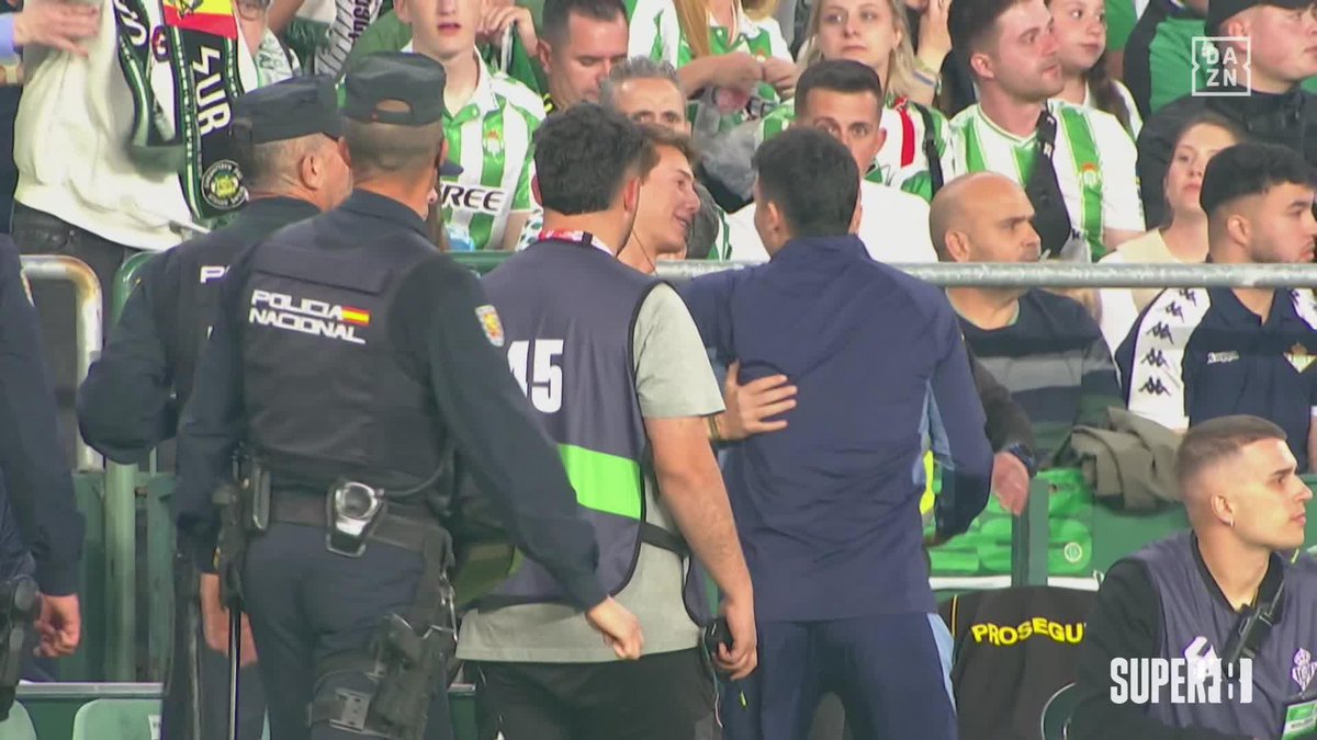 Así es cómo nos gusta que acaben las cosas 👏🏻 El abrazo entre el recogepelotas y el integrante del cuerpo técnico del Sevilla tras su encontronazo en el calentamiento #Super8