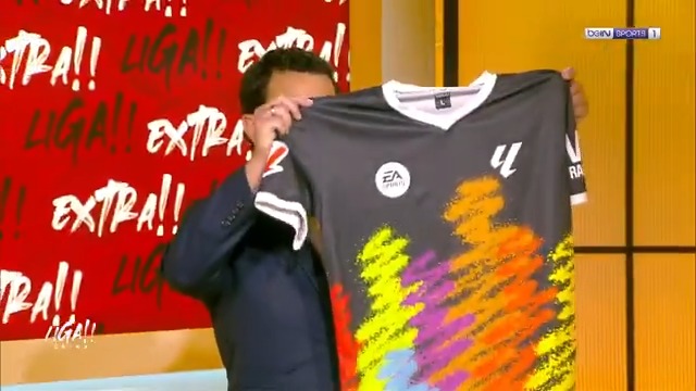 [🎁CONCOURS] 🇪🇸 #LALIGA 🌈👕 beIN SPORTS et LALIGA vous font gagner ce maillot dans le cadre de la lutte contre le racisme via le #LALIGAVSRACISMO et #LIGAEXTRA ! ✊ 👉 RT ce tweet et follow beIN SPORTS pour jouer !