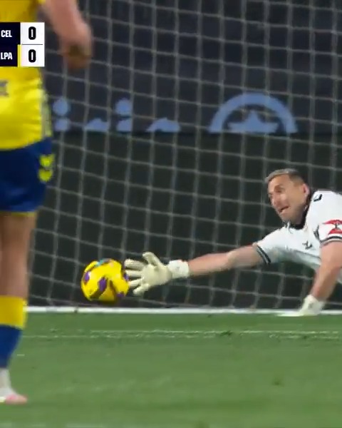 🧤 ¡Guaita metió la mano para evitar que se moviera el marcador en el #CeltaLasPalmas! #LALIGAEASPORTS | #LALIGAHighlighs