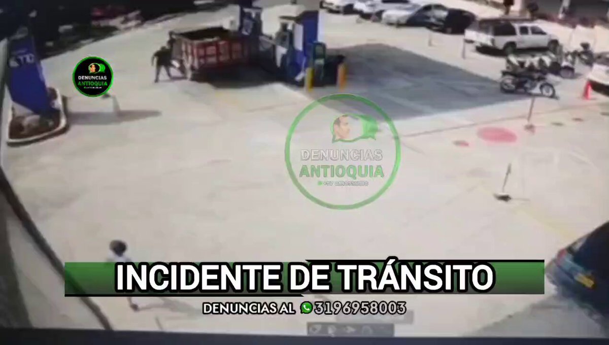 #Antioquia/ en video quedó el incidente de tránsito en el municipio de fredonia, conductor de bus no vio una mujer y la arrolló.