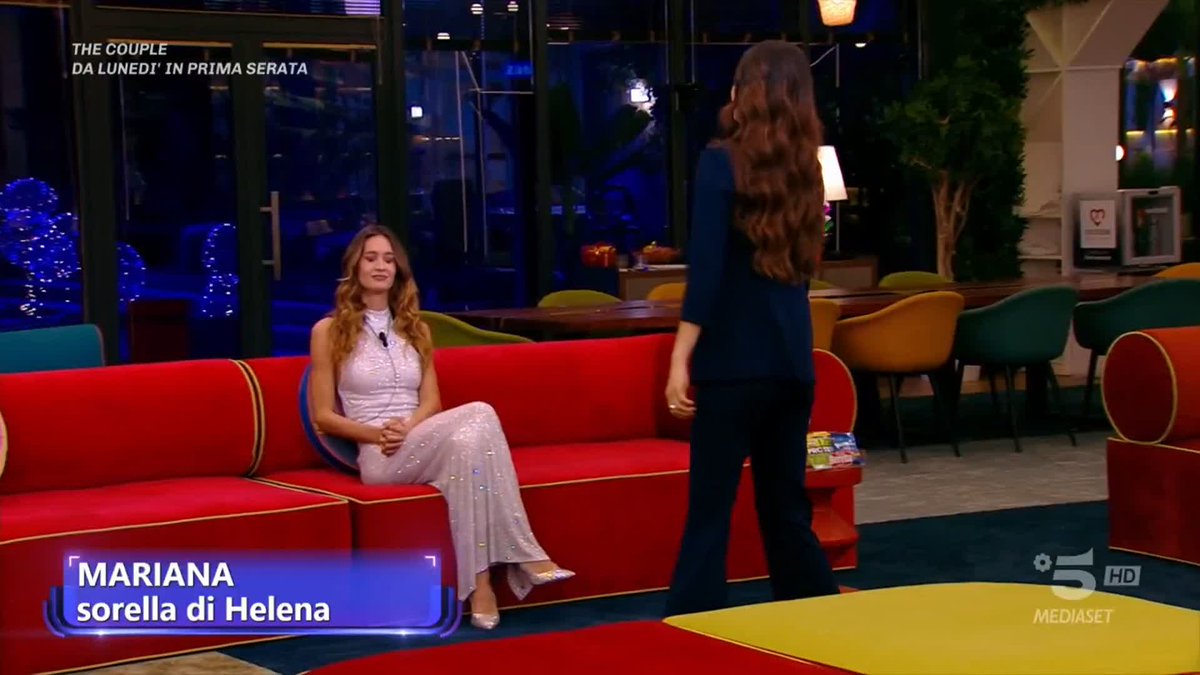 Serata speciale vuol dire sorpresa speciale: Mariana, la sorella di Helena, è qui per darle tutto il suo supporto! 😍 #GrandeFratello