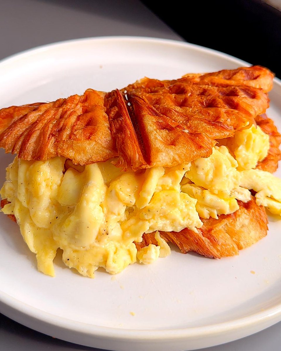 Fluffy scrambled egg hack by @emsfoodiefix