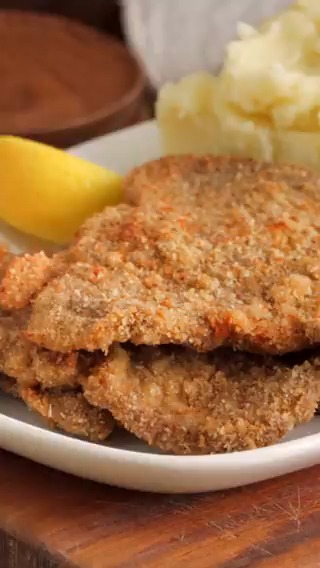 Milanesas de Carne para disfrutar en la cena con un rico puré de papas 👌🏼 Receta: