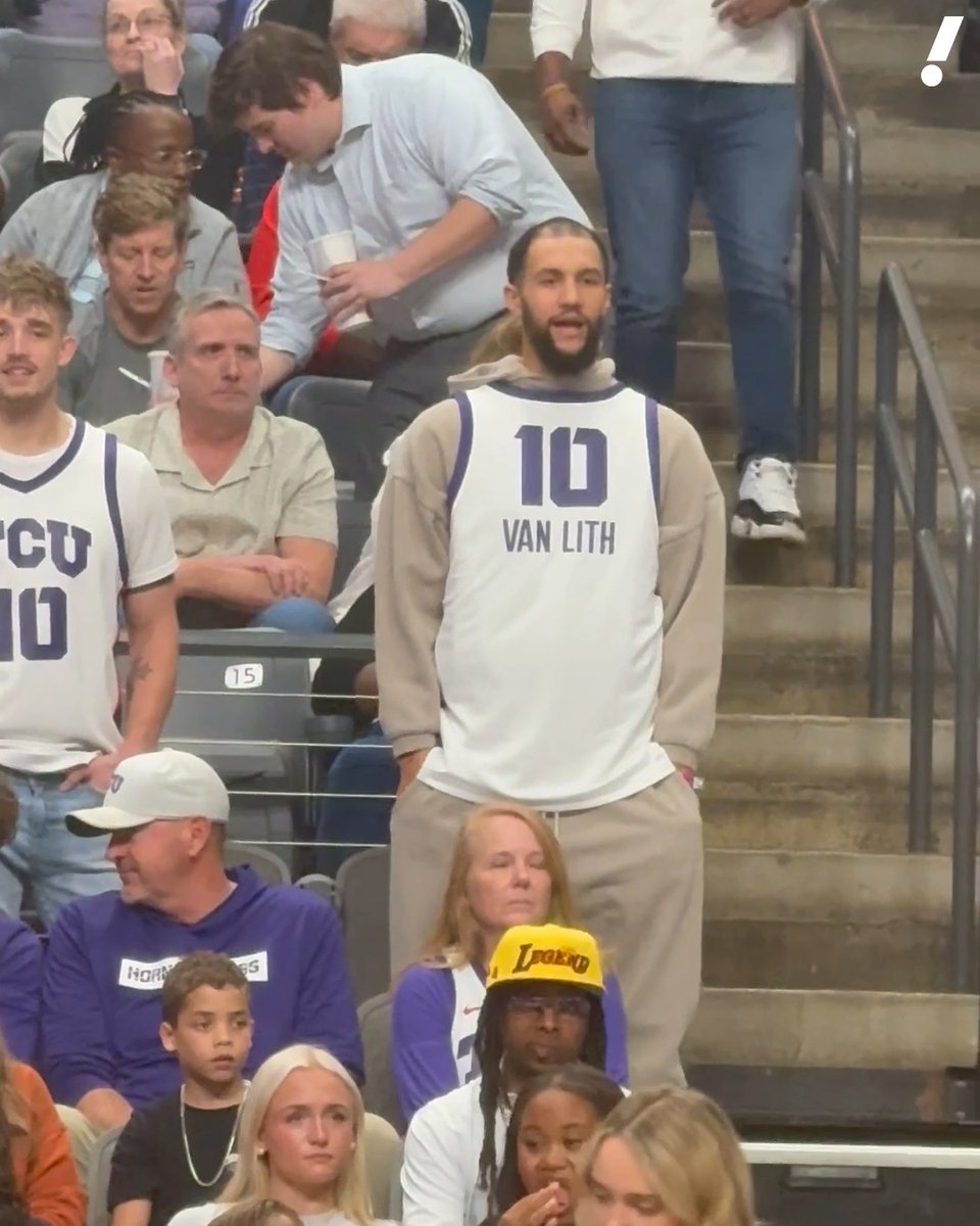 Jalen Suggs rockin' Hailey Van Lith's jersey at TCU's Elite eight game 🐸