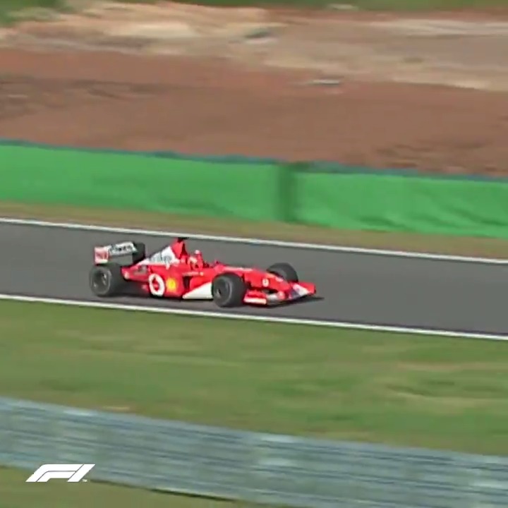 23 años del día en que Pelé tenía que bajar la bandera a cuadros en el GP de Brasil 2002… pero se distrajo y Schumacher cruzó la meta sin que nadie lo recibiera #F1