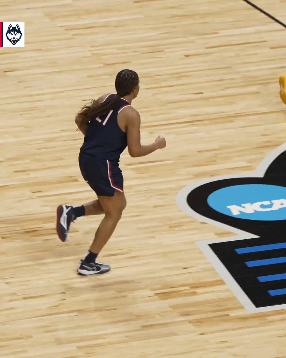 This angle of Sarah Strong's spin move 😤 (via UConn Women’s Basketball)