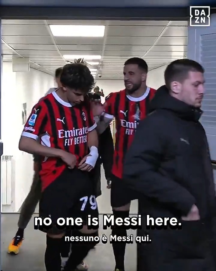 “𝑷𝒂𝒔𝒔𝒂 𝒍𝒂 𝒑𝒂𝒍𝒍𝒂, 𝒒𝒖𝒊 𝒏𝒆𝒔𝒔𝒖𝒏𝒐 𝒆’ 𝑴𝒆𝒔𝒔𝒊” 🙅‍♂️ Il confronto Walker-Joao Felix all’intervallo di #NapoliMilan 🗣️ #Walker #JoaoFelix #DAZN