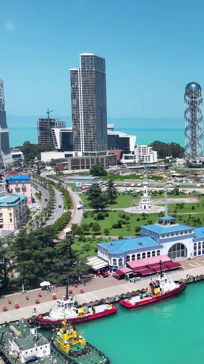 اللي ناوي يسافر لجورجيا هذا الصيف هذا مقطع لأهم وأشهر الأماكن #السياحية في #جورجيا 🇬🇪 📲 للحجز والاستفسار: 📞 0536587782 / 0531933792 لا تفوت الفرصة، احجز رحلتك الآن واستمتع بجمال #جورجيا ! 🌅✨ #جورجيا #تبليسي #باتومي #السعودية #الهلال_النصر