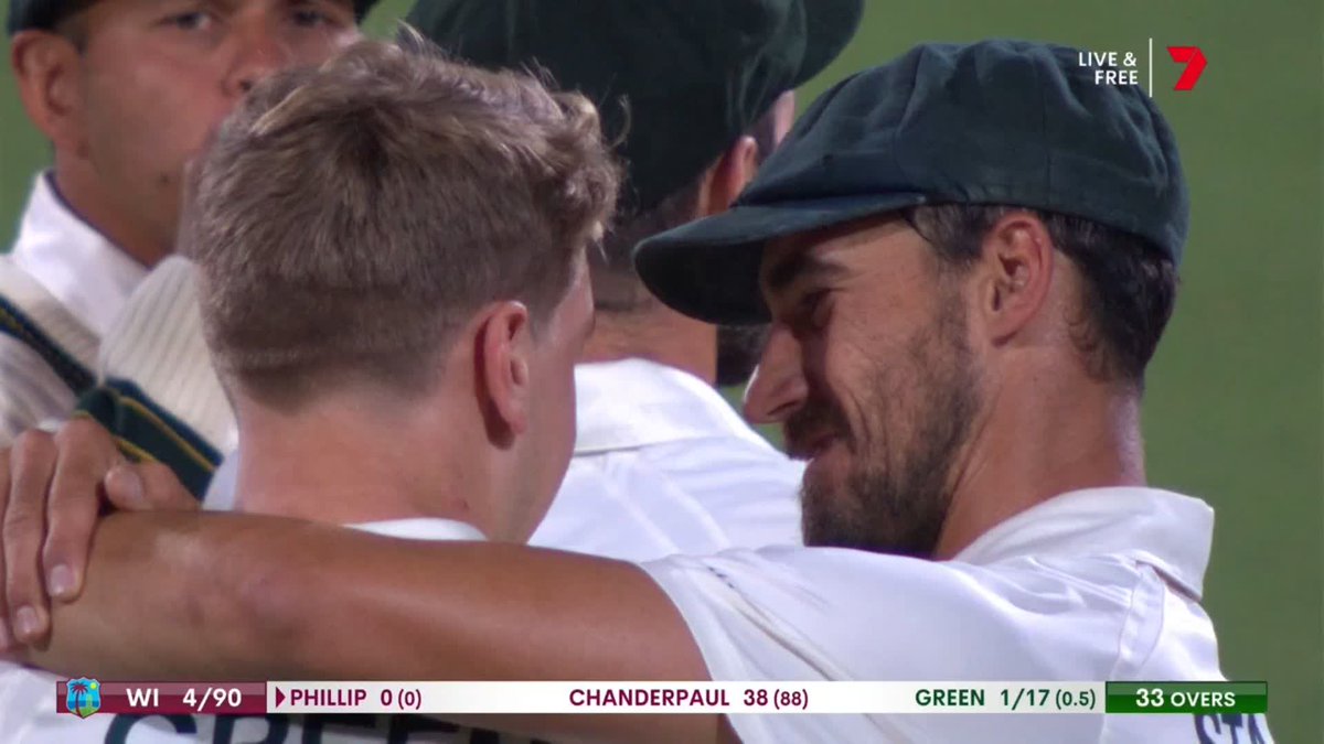 When Green got hit for 17 runs in his First over and Starc consoles him to make sure he doesn't lose confidence....Leader❤️
