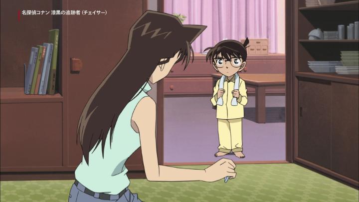 夜の学校に忍び込み、コナンについて探る人物が…。通話相手は黒ずくめの組織のメンバー……!? 劇場版『#名探偵コナン 漆黒の追跡者（チェイサー）』はNetflixにて配信中！ #劇場版名探偵コナン #漆黒の追跡者