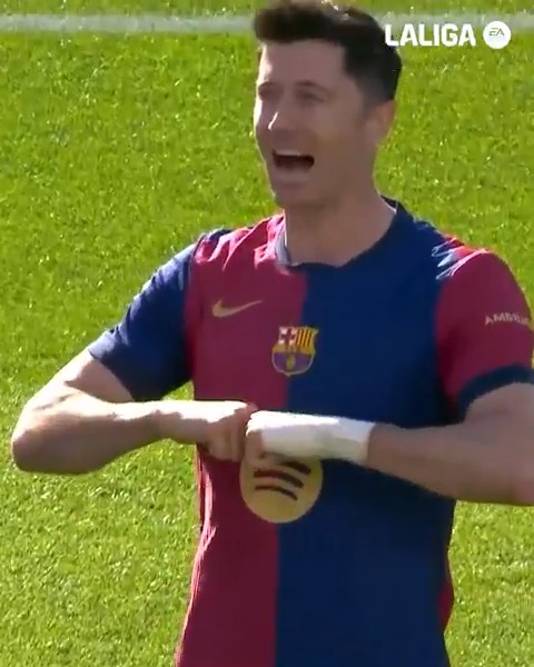 ⚽✍⚽ ¡Robert Lewandowski se apunta 𝐎𝐓𝐑𝐎 𝐃𝐎𝐁𝐋𝐄𝐓𝐄! 🔥 ¡El delantero polaco del FC Barcelona ya suma 2⃣5⃣ tantos esta temporada en #LALIGAEASPORTS! #BarçaGirona | #LALIGAHighlights