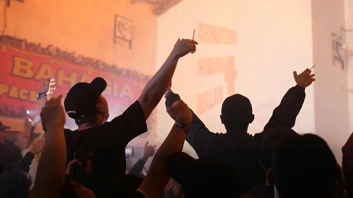 🇮🇩 VIDEO: At a smoke-filled warehouse in the Indonesian capital of Jakarta, hundreds of young men and women throw their arms in the air, bouncing to British songs from the 1990s. The party is inspired by the "Britpop" scene at the height of Cool Britannia, about 30 years ago.