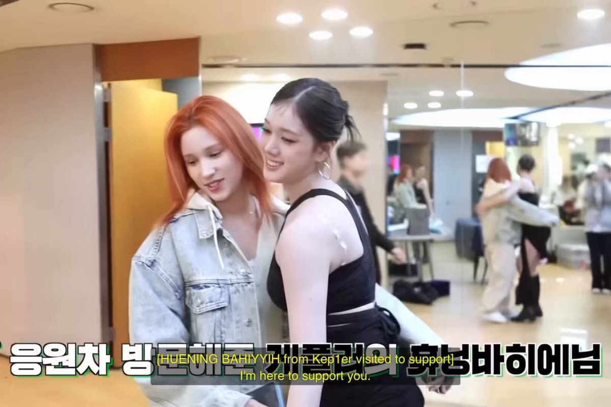 kep1er’s hiyyih visiting j at mcountdown and bringing donuts for stayc 🥹🍩