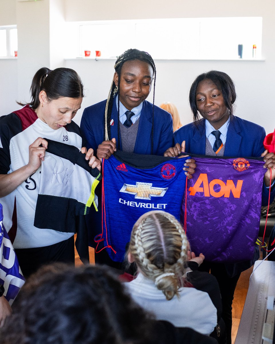"Recycling shirts into bags is an amazing idea" 💚 @swintoncoop and Waterhead Academy pupils enjoyed an afternoon with Manchester United Women players, creating recycled drawstring bags out of old Manchester United kit 👏🎒 Green Football | The University of Manchester | #PLInspires | #UoMSciEng