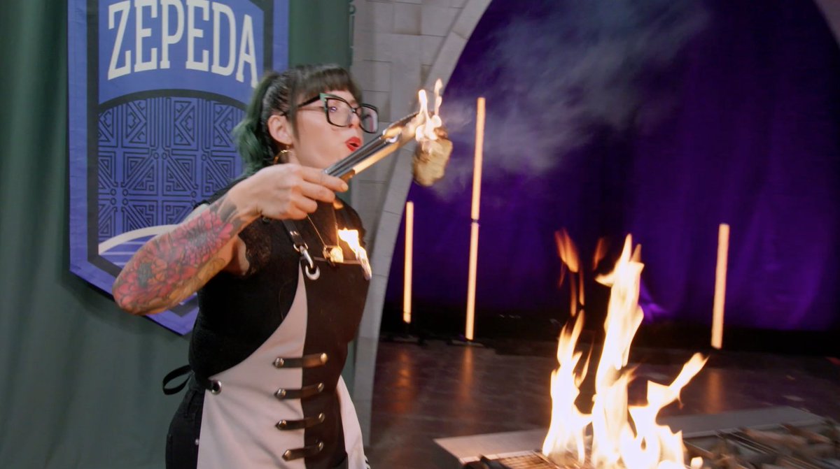 The competition is on fire... no, really 😬🔥 #HouseOfKnives > TONIGHT @ 9|8c 🔪