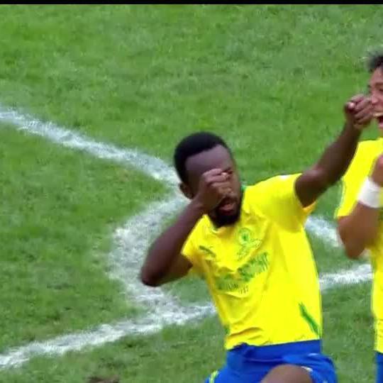 He who scores in the big moments, Peter Shalulile does it again 🤌 That ball from Jayden Adams though 👀🔥 📺 Stream #TotalEnergiesCAFCL on DStv: