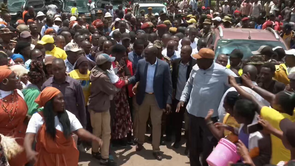 Scenes huko Mt Kenya. Mama mboga hustler ametupwa na security ya Ruto like nonsense. Thirikari niitu