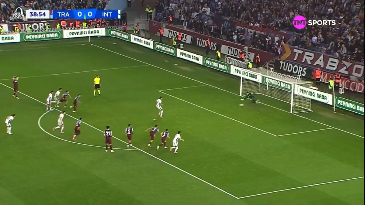 FOI PÊNALTI MESMO? 👀 O ÇOLAK NÃO QUIS SABER! O goleirão do Trabzonspor salvou a cobrança da Inter! Segue 0 a 0! Esse JOGÃO da Youth league está AO VIVO no canal do YouTube da TNT Sports Brasil! #CasaDaChampions