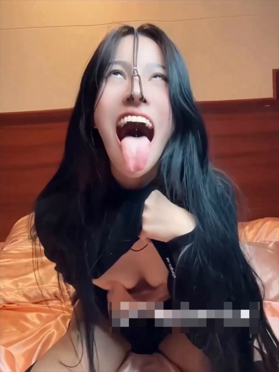 难绷，诗人握持，自黑母猪私拍合集！ “快点，干烂我，快点快点！” 性瘾自黑无下限，各种阿黑颜高潮脸，表情崩坏学猪叫，口水流一地，一边骚叫着一边疯狂自慰抽插，全程下流淫语！ #翻白眼 #吐舌 #母狗