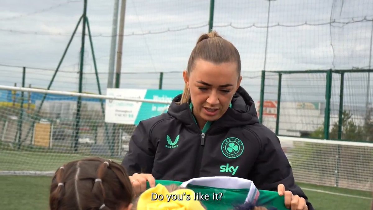 Back to Kilnamanagh 😌 Katie McCabe took a trip back to her grassroots club Kilnamanagh AFC to meet the U9 Girls team 💚