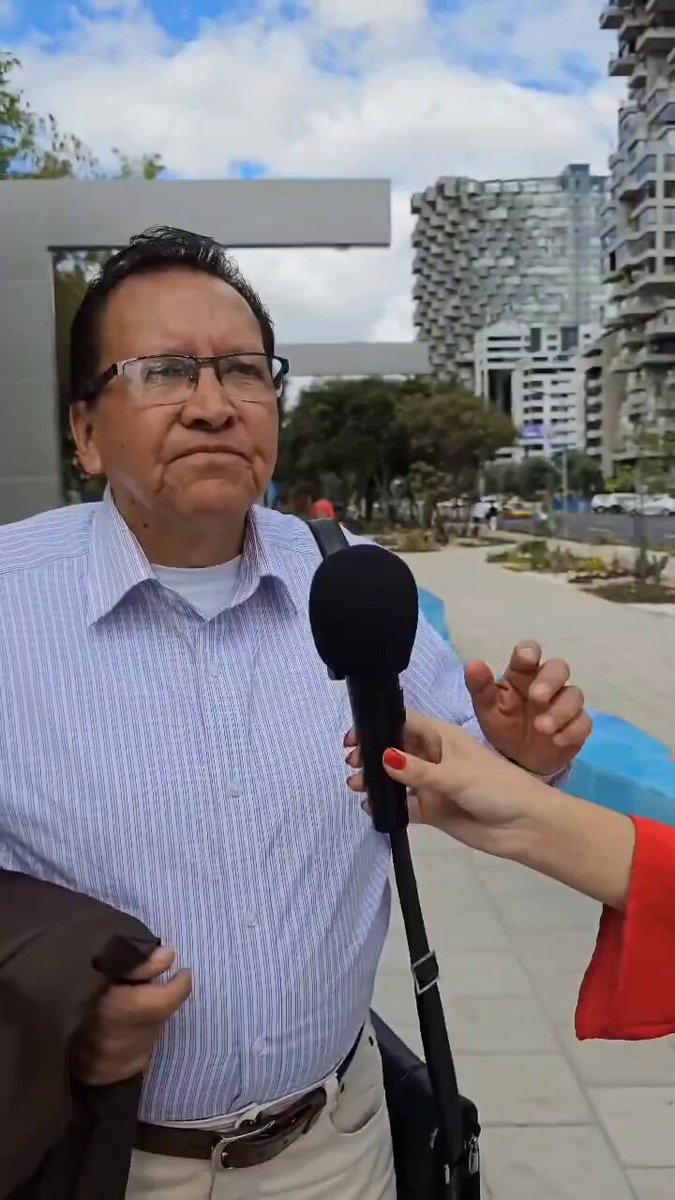 ⚫️ Ciudadano opinó que "Rafael Correa hizo obras pero a medias, con sobreprecio, con coimas y añadió que " Dejó al país en la mismísima m4### da".