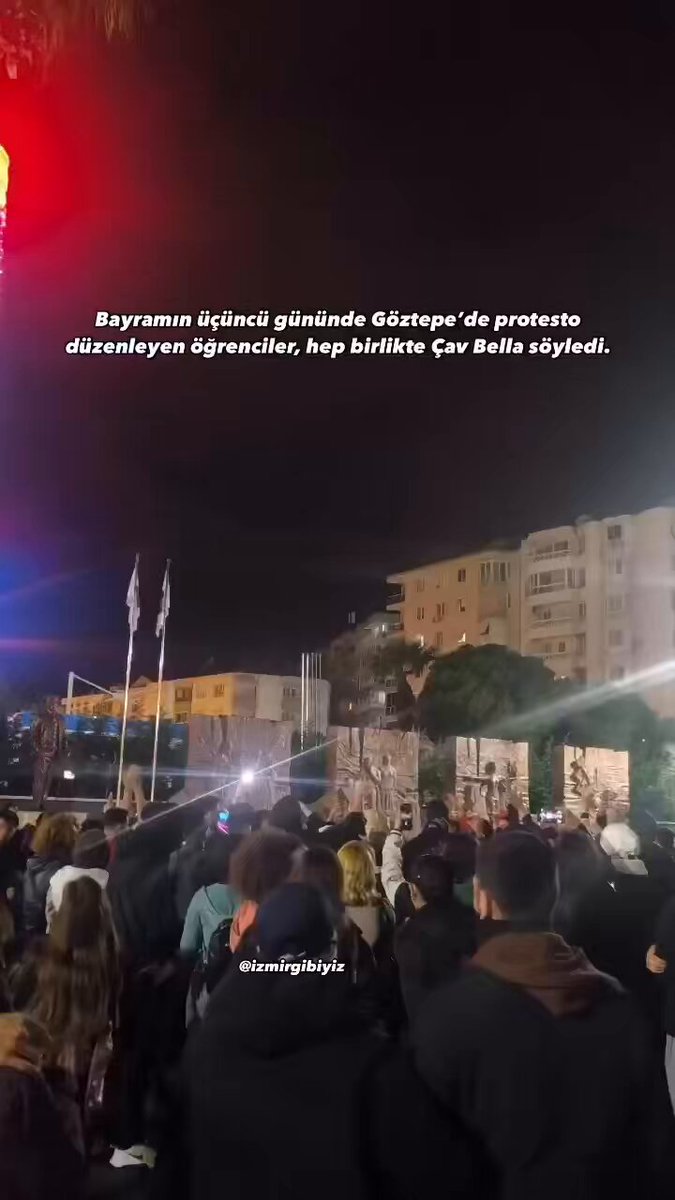 Bayramın üçüncü gününde Göztepe’de protesto düzenleyen öğrenciler, hep birlikte Çav Bella söyledi.