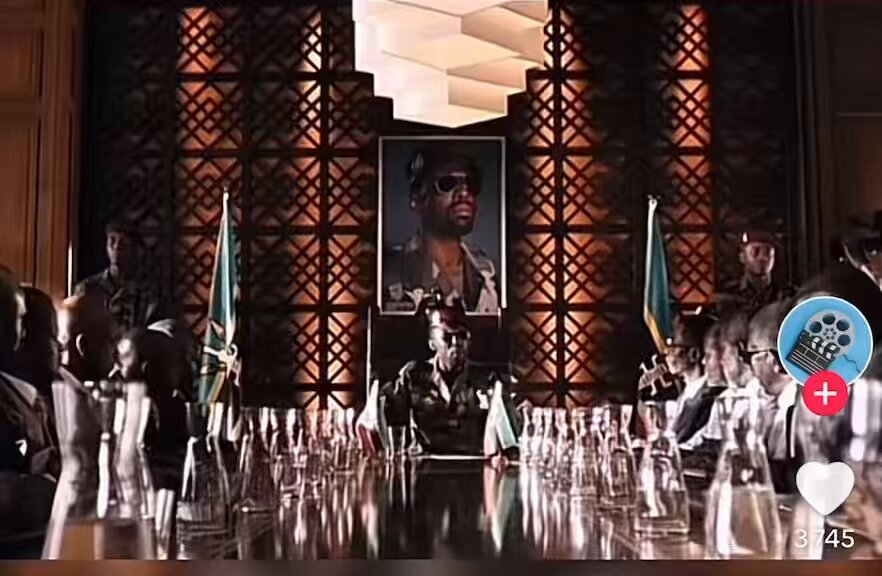 #RDC : Tshilombo en conseil des ministres avec ses Mbwarriors . Ce film est le cliché parfait de Tshilombo, ça lui ressemble comme deux gouttes 💦 d’eaux 😂😂😂. En plus , il ment aussi avoir fait ses études en Allemagne 🇩🇪. #SANS_GANTS 🥊