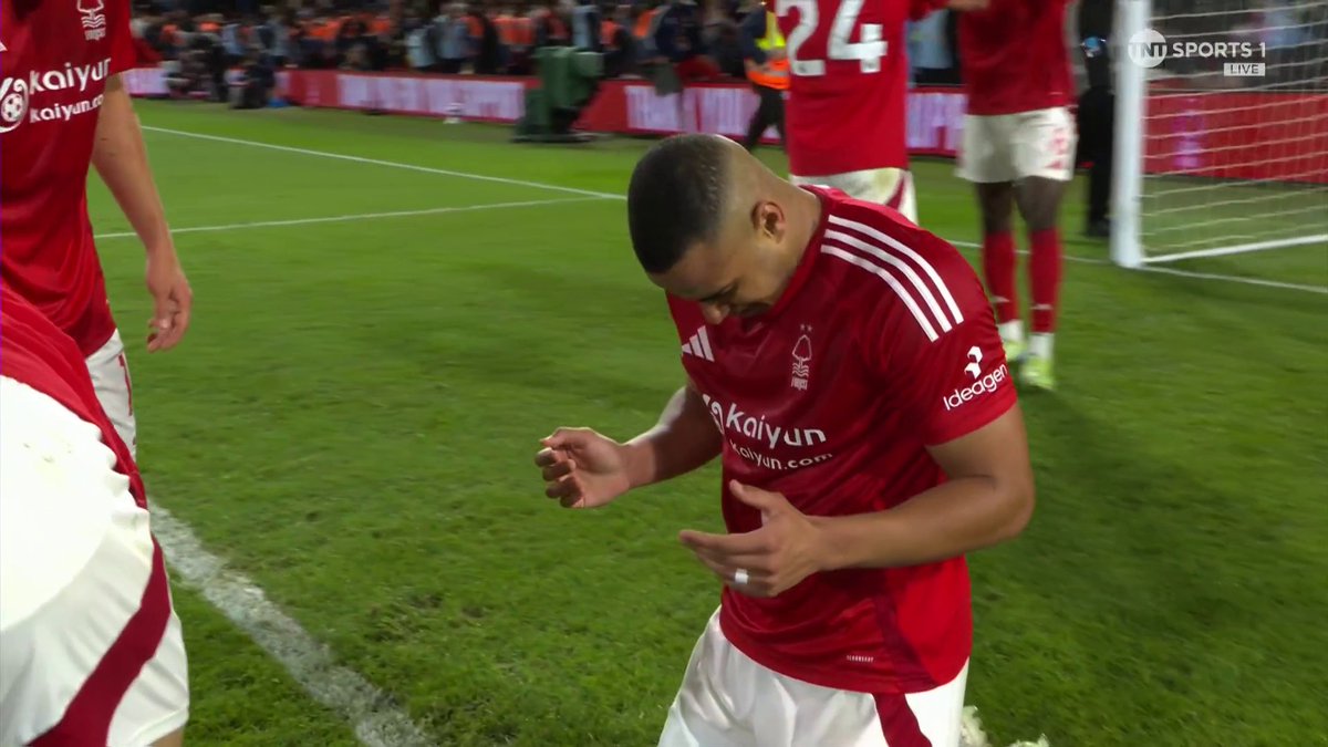 Murillo denies Man United an equaliser at the death with a goalline clearance 😳👏 📺 TNT Sports &amp; discovery+ UK