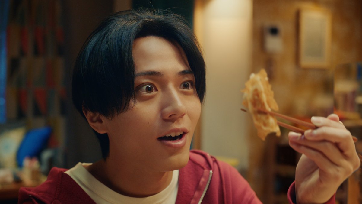【新TVCM 公開！】 #AJINOMOTOギョーザ 大好き家族が大皿に残った「ラス１」を巡って大バトル🥟💥「あるある～」というシーンに思わずクスッとしてしまうかも！？ 長男役： 永瀬廉 さん 母親役： 坂井真紀 さん 次男役： 番家天嵩 さん 長女役： 泉有乃 さん #餃子といったら #AJINOMOTOギョーザ
