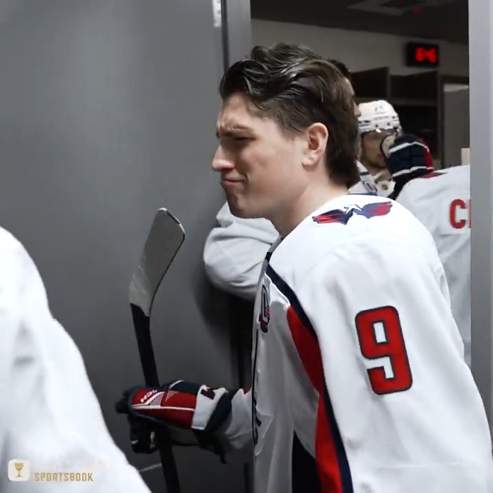The fellas hyping up Leonard before his rookie lap 🥲 (🎥: Washington Capitals)