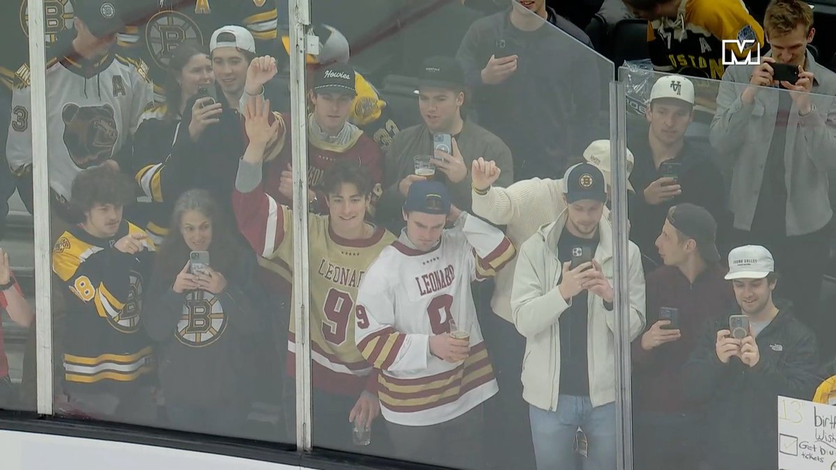 👋👋 Hey guys, BC Men's Hockey! It's a packed house for #️⃣9️⃣ tonight.