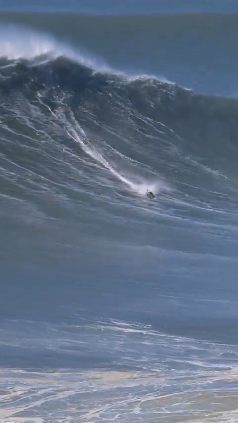 18 Year old has massive wipeout at Nazare. #surf #surfing #nazare #globalzoo