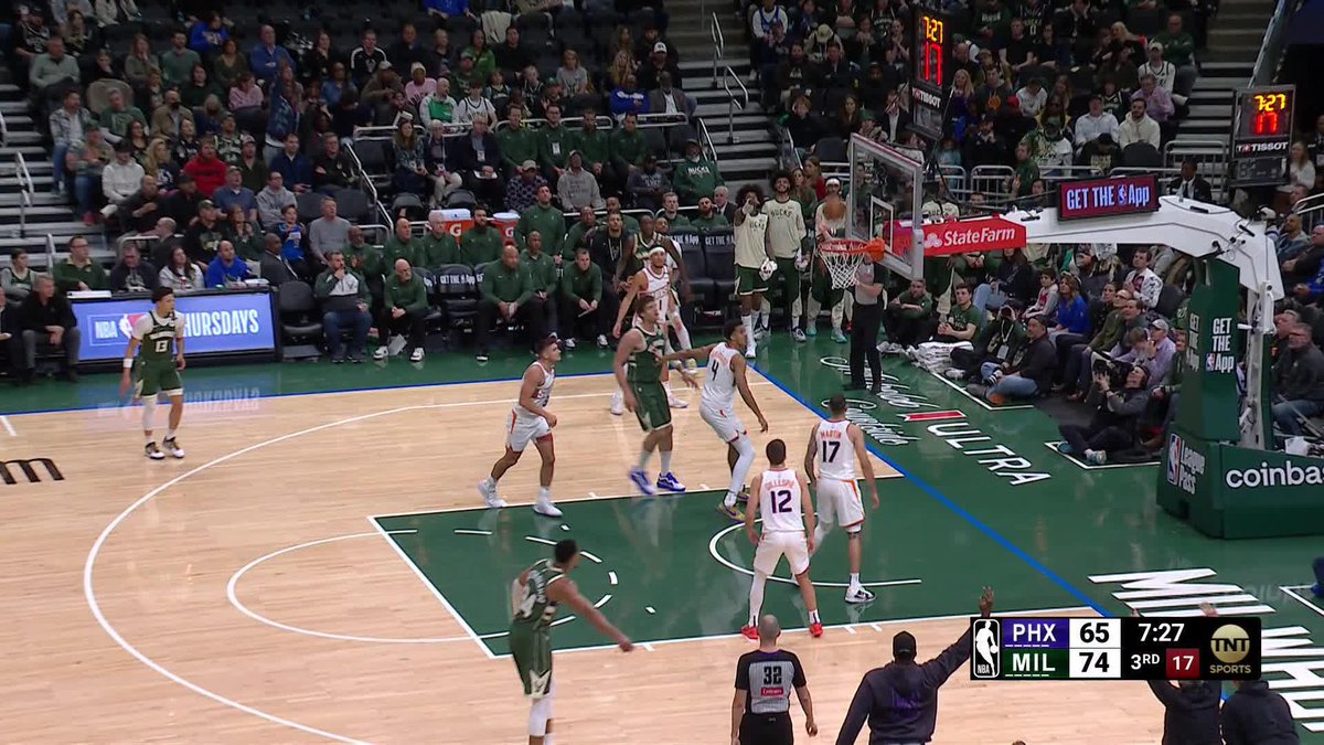 The find from Giannis, the triple from Prince 🤝 Suns &amp; Bucks in a tight battle on TNT!