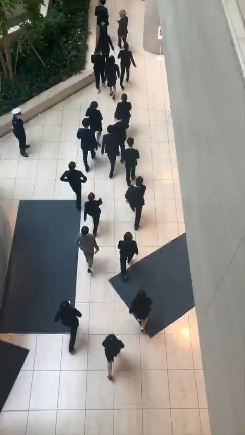 4月1日、講談社に新入社員が加わりました。 入社初日は、毎年恒例の挨拶回り。約2時間かけて全フロアを巡り、先輩社員と初めて顔を合わせました。 社内に新しい風が吹く一日です。 #入社式 #新社会人