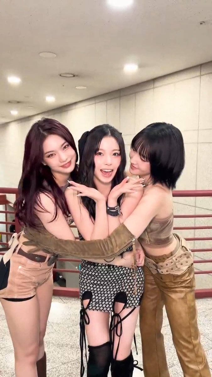 Kyujin doing the "looking like a maknae" part of STAYC's BEBE with Isa and Yoon 😭