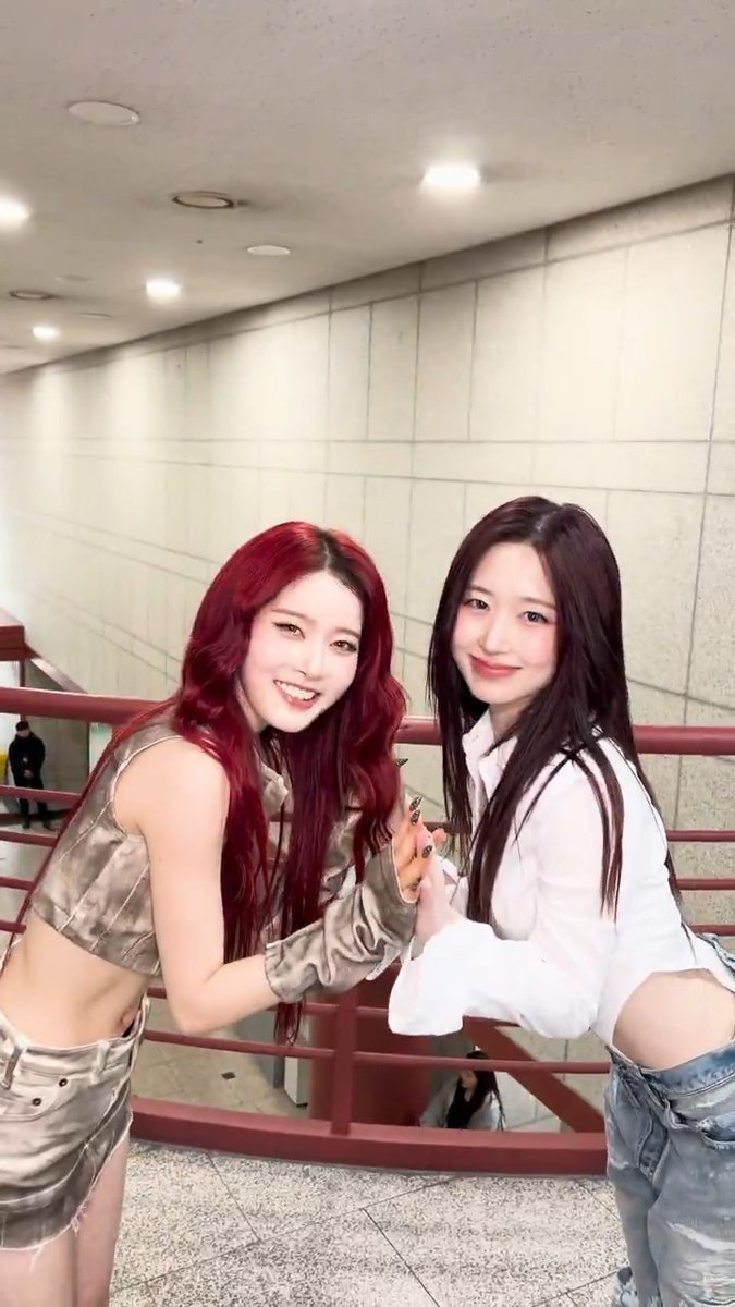 Haewon and Sieun doing STAYC's BEBE challenge
