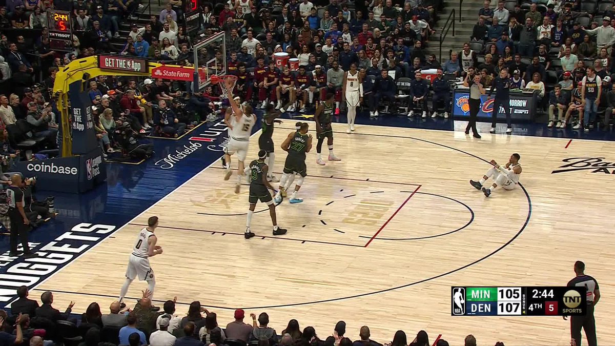 ¿Se acuerdan a comienzo de temporada cuando Anthony Edwards se mostró muy frustrado por recibir tantos doblajes y tuvo que recurrir a su Majestad para algunos tips? Bueno, Jordan lo aconsejó bien. Evita parar el dribbling en el step, se aleja y liquida