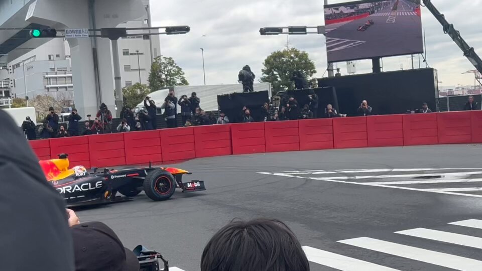 2回目のドーナツターンはエンストして、目の前まで車動かしてくれた！！ #f1jp #RedBullShowrunPoweredbyHonda
