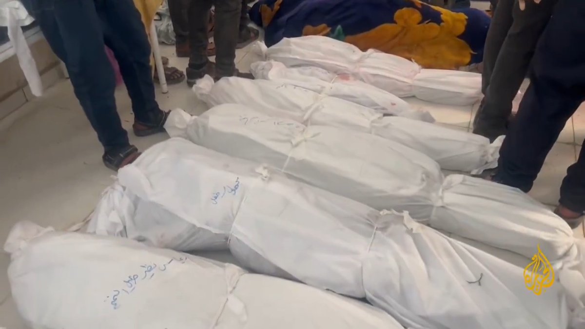 صور أولية لمجزرة عيادة الأونروا التي تؤوي نازحين في #جباليا، ومشاهد لانتشال عدد من الشهداء الذين وصل عددهم إلى 19 شهيدا بينهم 9 أطفال حسب مدير عام وزارة الصحة في #غزة #حرب_غزة #الأخبار