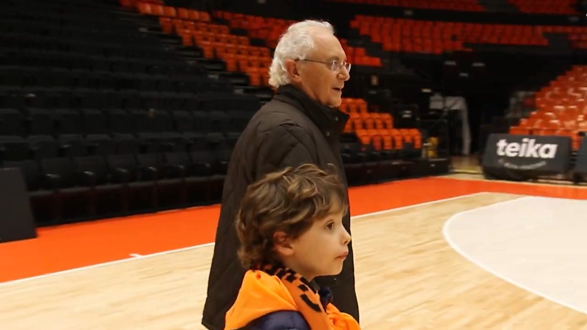 ⭐ Día Mundial de Concienciación sobre el Autismo En abril de 2019, el joven Carlos saltó a la pista de la Fonteta a gritos de "MVP" desde la grada. Hoy, casi 6 años después, junto a su abuelo, Carlos Gabarda, te contamos una historia que debes conocer. 🧡