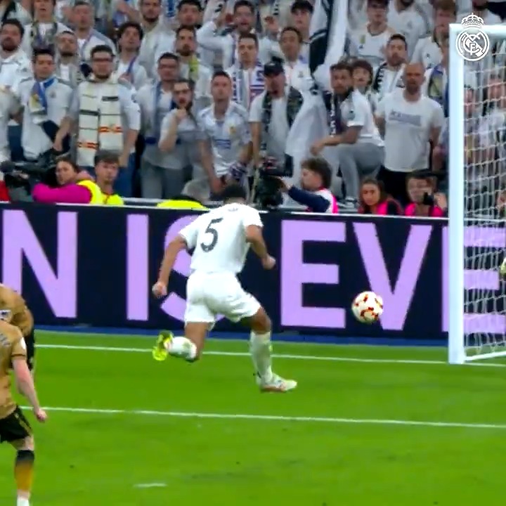 Qué abuso de futbolista, me cuesta elegir entre esto y un pase horizontal de Rodri.