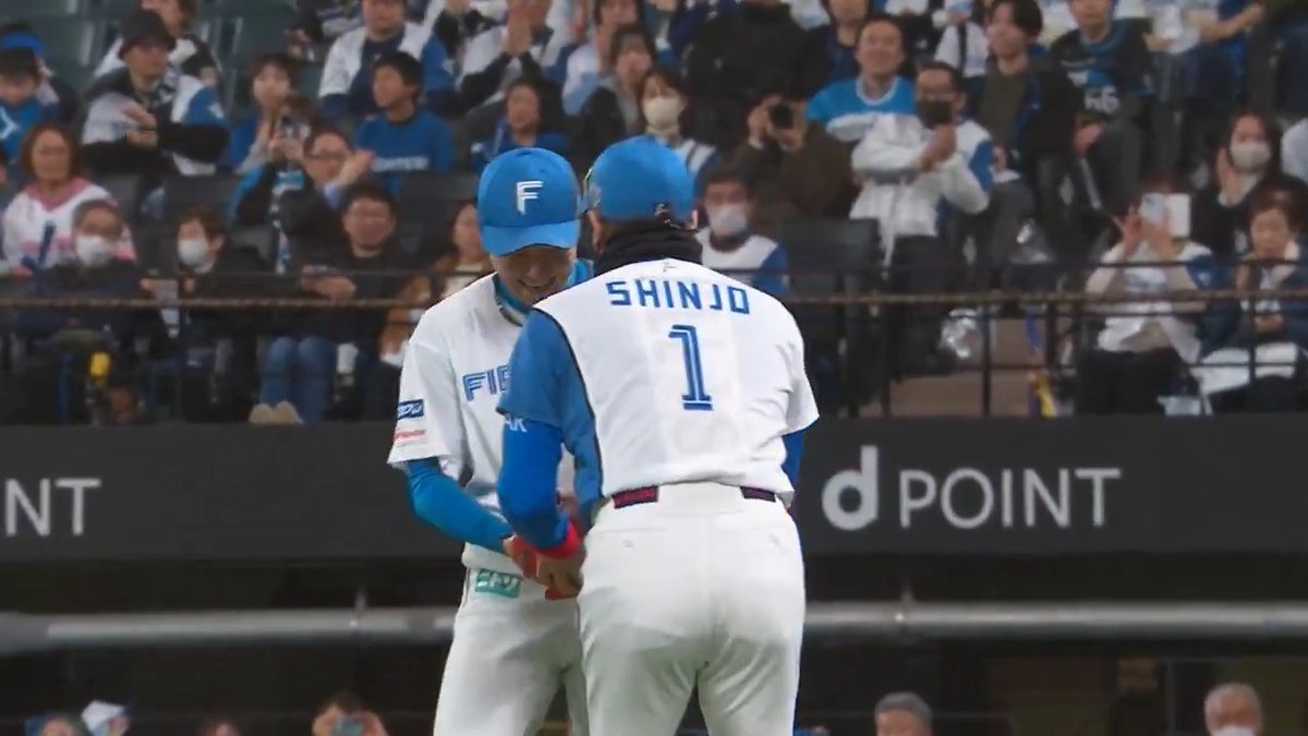 真剣勝負の中に笑顔あり!😆 #新庄剛志 監督 #宮西尚生 投手 #lovefighters ライブ配信はこちら